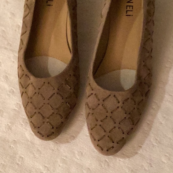 VANELI light brown suede with interlaced golden tone chain and low heels # 7 N - Picture 3 of 9